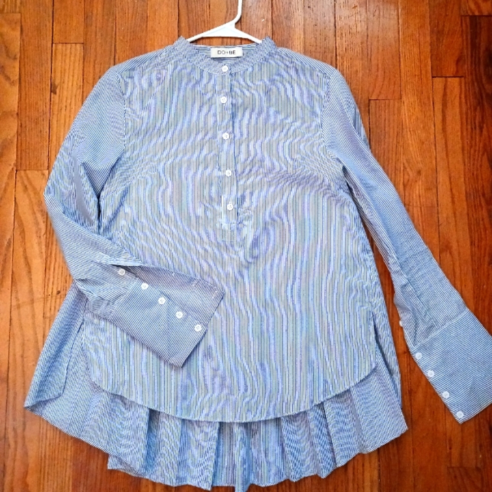 Pleated blouse size medium